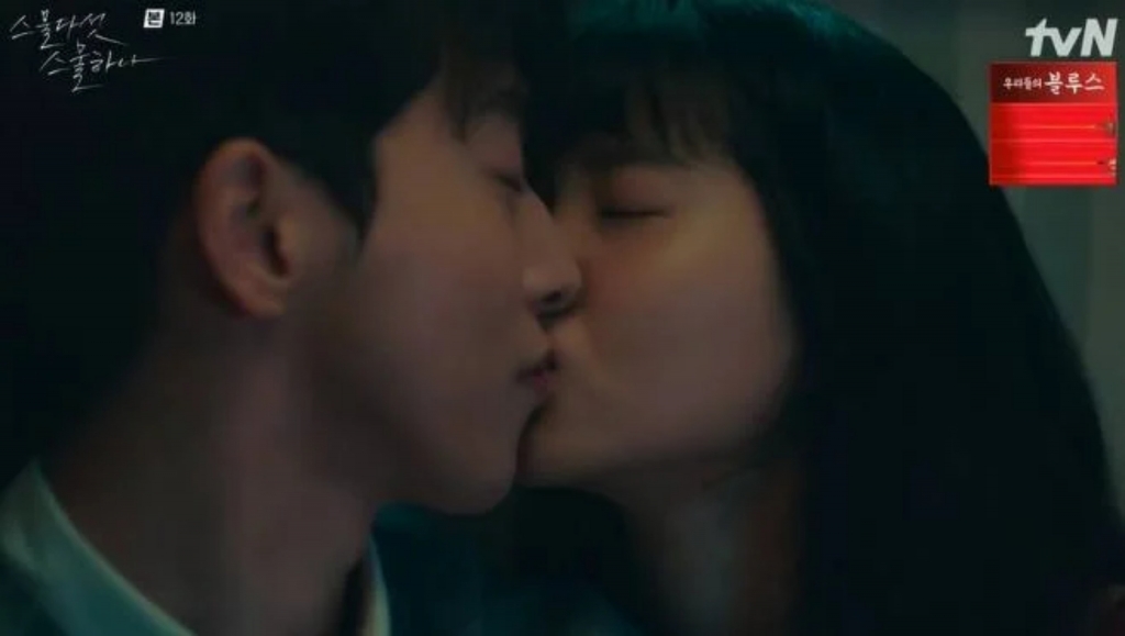 4 nụ hôn lãng mạn nhất màn ảnh Hàn đầu năm 2022: ‘Hẹn hò chốn công sở’ hay ‘Twenty Five, Twenty One’ ấn tượng hơn?