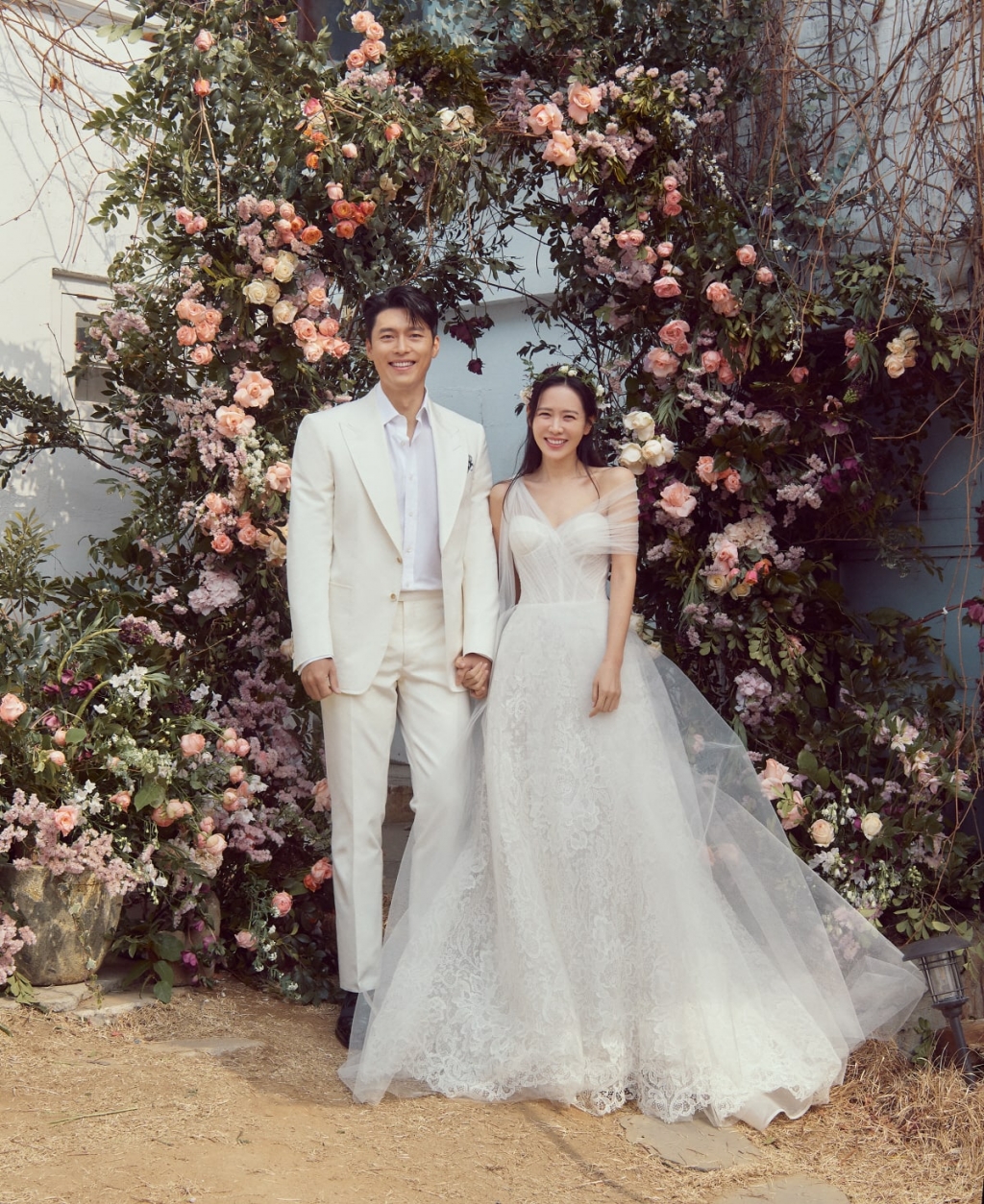 Netizen ‘soi’ điểm khác biệt giữa ảnh cưới của Hyun Bin – Son Ye Jin với cặp đôi Song – Song
