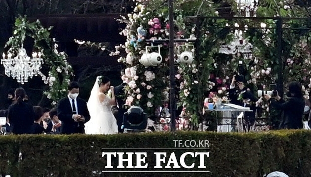 Cô dâu Son Ye Jin bật khóc trong 'hôn lễ thế kỷ', một sao hạng A đã bắt được hoa!