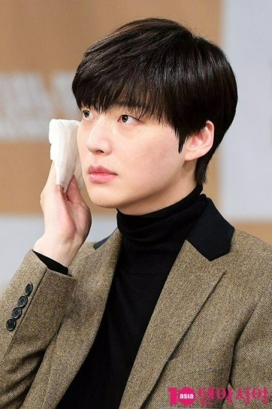 Ahn Jae Hyun vướng tranh cãi diễn xuất trong phim mới