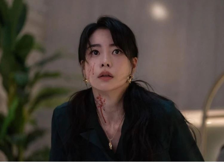 Dàn cast 'The Glory' hết mình vì vai diễn: Park Sung Hoon 'tắm' xi măng, Cha Joo Young không ngại cởi đồ