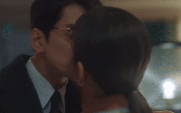 Cảnh nóng của Kim Sejeong và Ahn Hyo Seop trong ‘Hẹn hò chốn công sở’ bất ngờ bị netizen ‘ném đá’: Thua xa màn tháo kính của Kim Min Kyu