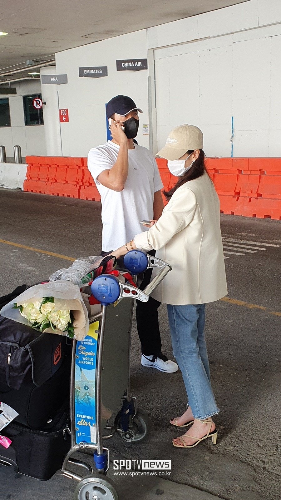 Hyun Bin và Son Ye Jin bị fan bao vây tại sân bay Los Angeles