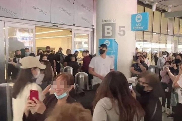 Hyun Bin và Son Ye Jin bị fan bao vây tại sân bay Los Angeles