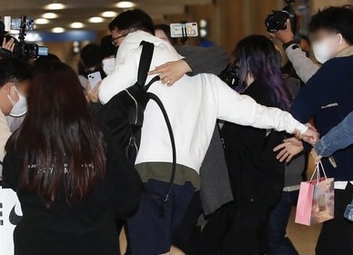 Kim Seon Ho cúi gằm mặt khi xuất hiện tại sân bay, phải chăng vẫn chưa vượt qua ‘cú sốc tâm lý’?