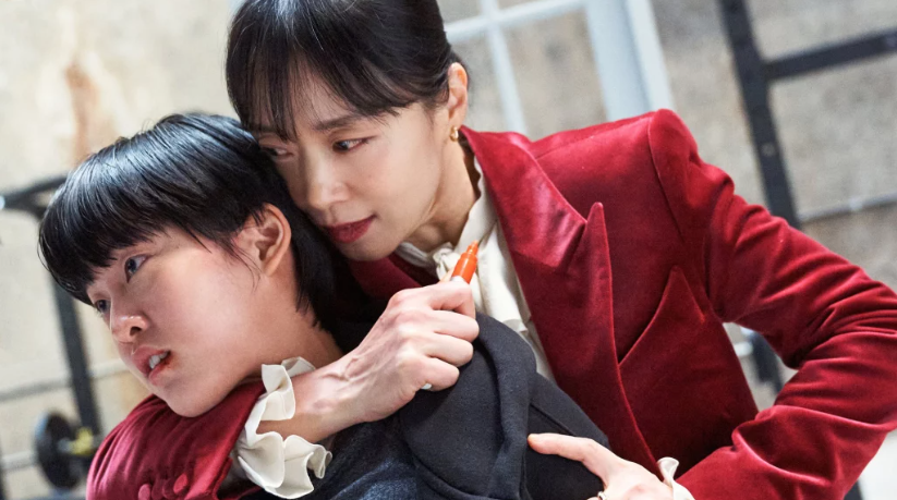 Jeon Do Yeon 50 tuổi vẫn gây sốt với cảnh nóng trong 'Kill Boksoon'