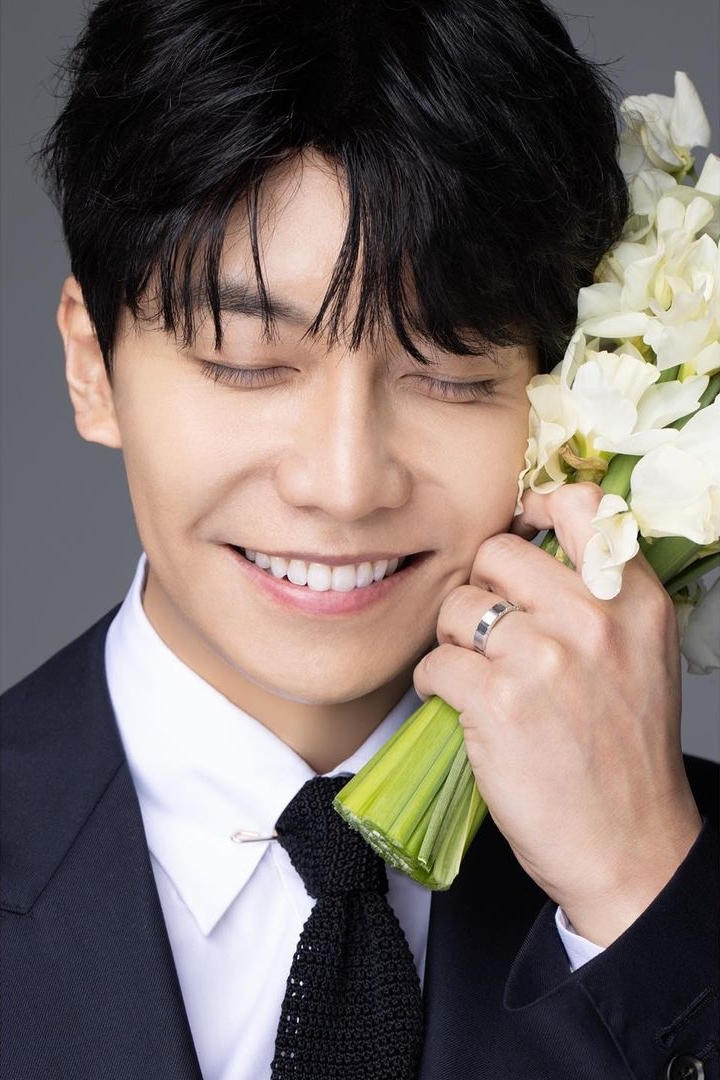 Hé lộ ảnh cưới 'đẹp như phim' của Lee Seung Gi và Lee Da In