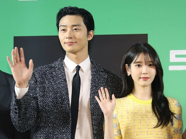 Park Seo Joon gây sốt với cử chỉ ngọt ngào dành cho IU