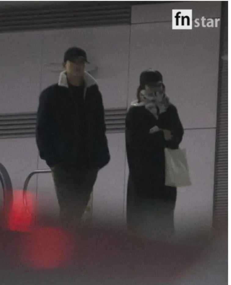 Netizen chỉ ra điểm khác biệt trong ảnh chụp tuần trăng mật giữa Song Joong Ki – Song Hye Kyo và Hyun Bin – Son Ye Jin