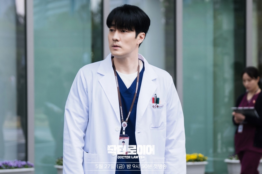 ‘Anh chú’ So Ji Sub hoá thành thiên tài báo thù trong phim mới ‘Doctor Lawyer’