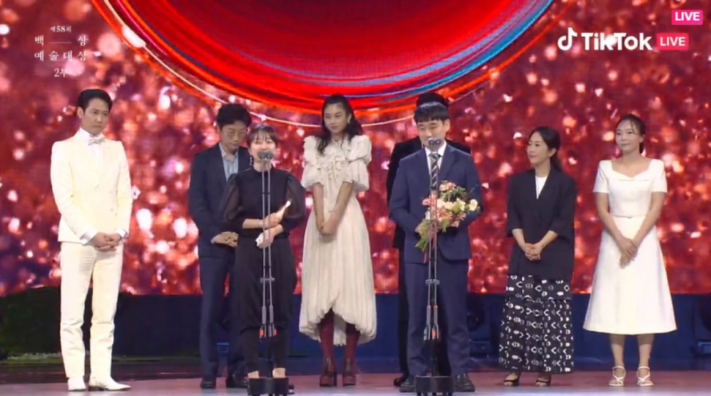 Tổng kết lễ trao giải Baeksang 2022: Kim Tae Ri, Lee Jun Ho ‘bội thu’ giải thưởng, Daesang của ‘Squid Game’ gây tranh cãi