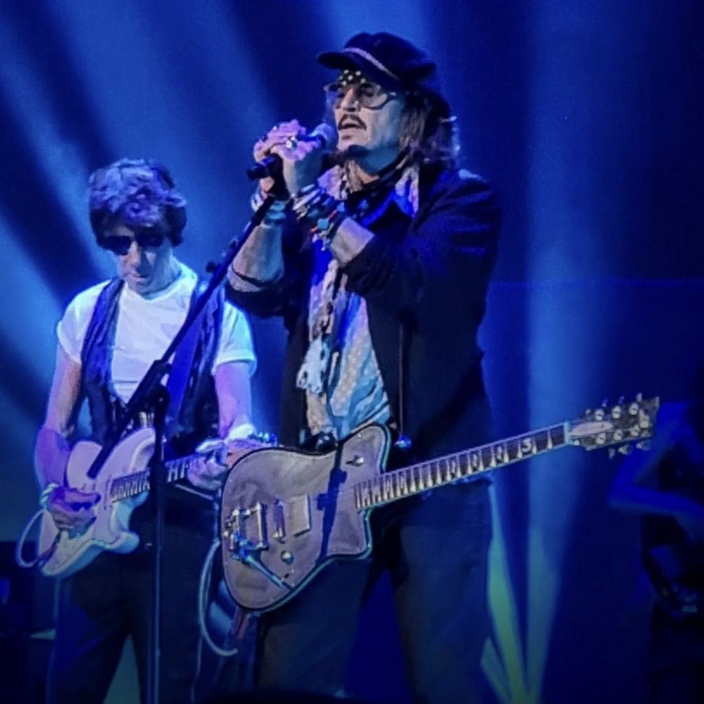 Mặc kệ phiên tòa, Johnny Depp vẫn biểu diễn trong một buổi hòa nhạc ở Anh