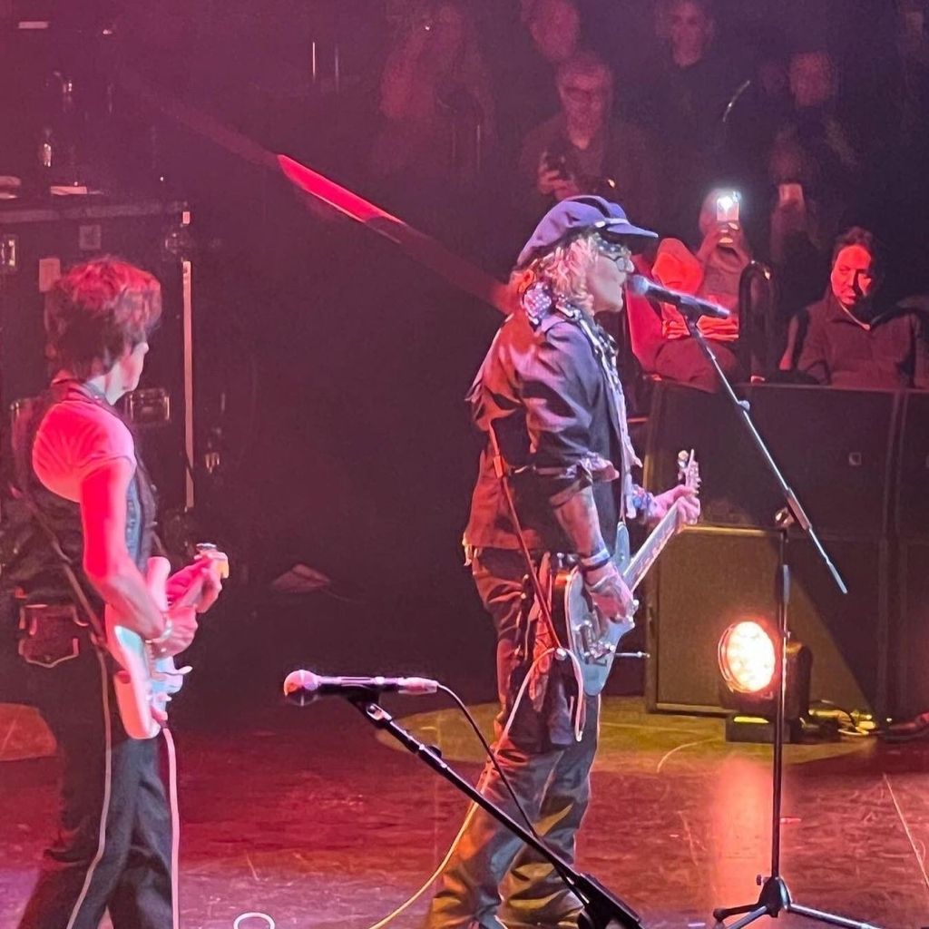 Mặc kệ phiên tòa, Johnny Depp vẫn biểu diễn trong một buổi hòa nhạc ở Anh