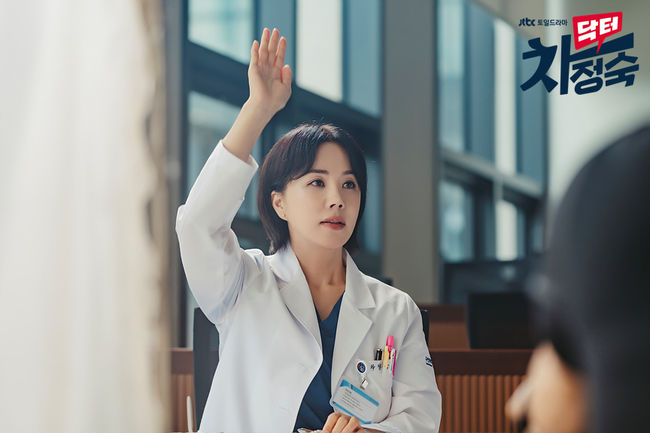 'Doctor Cha' lăm le phá kỷ lục của 'Itaewon Class'