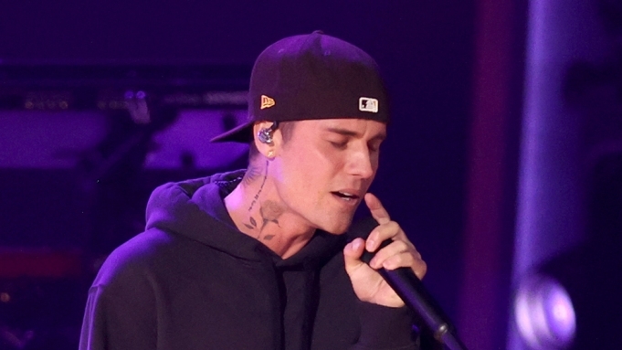 Justin Bieber liệt nửa mặt vì virus hiếm, hoãn tour lưu diễn vô thời hạn