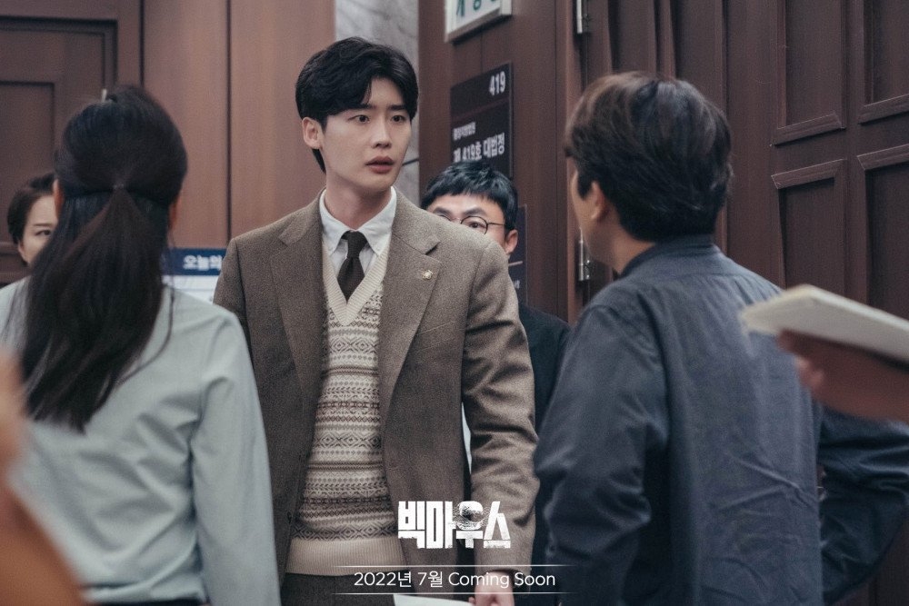 tvN tung ảnh tĩnh hé lộ tạo hình của Lee Jong Suk trong phim mới 'Big Mouse'