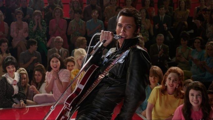 ‘Elvis’ chiến thắng nhọc nhằn trước ‘Top Gun’ trong trận chiến doanh thu