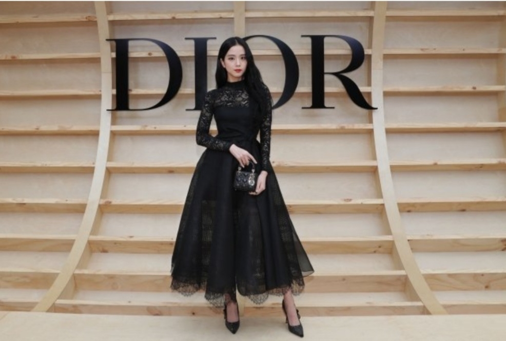 Jisoo chứng mình đẳng cấp Đại sứ toàn cầu Dior tại Paris Fashion Week