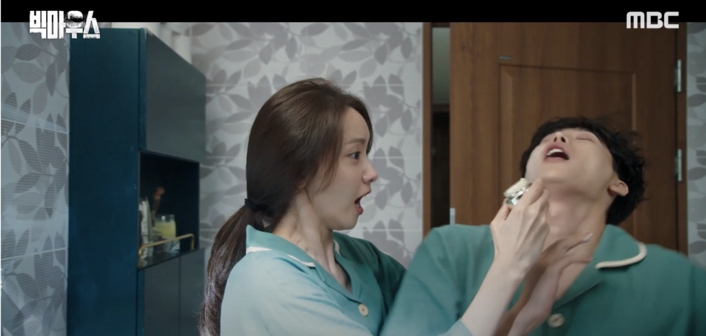 Lee Jong Suk ‘hai mặt’ trong teaser nhân vật mới của ‘Big Mouth’