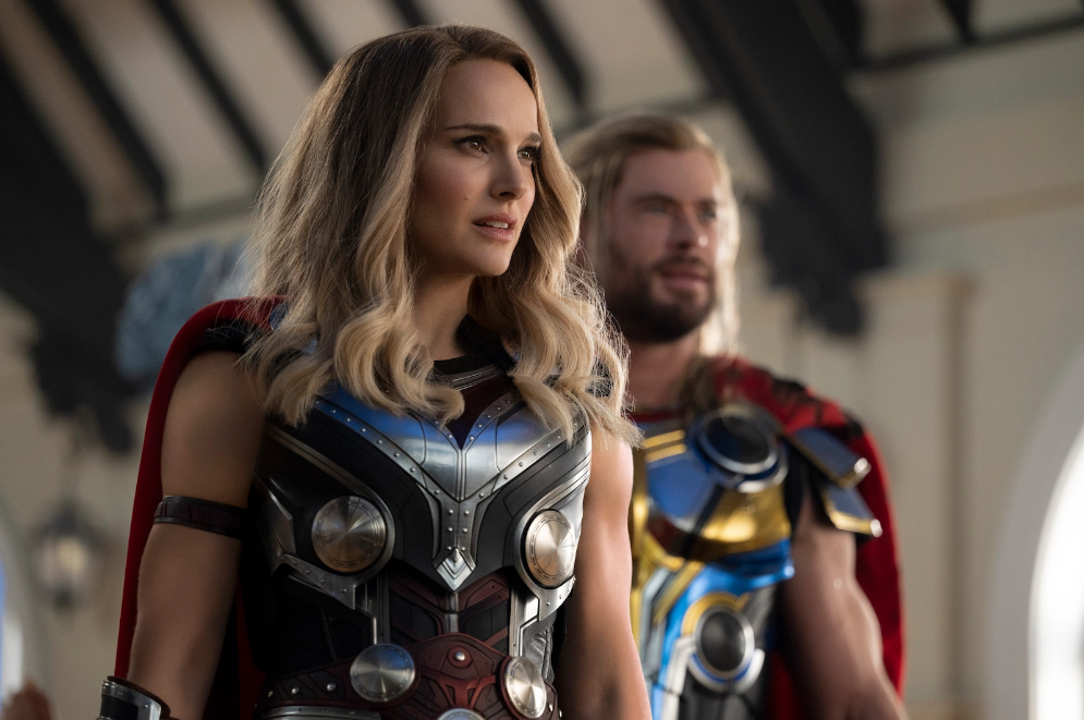 'Thor: Love and Thunder': Chris Hemsworth luôn làm điều này trước khi hôn Natalie Portman