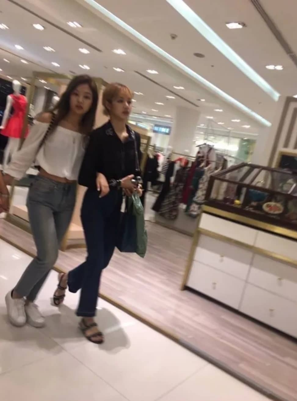 Vì sao các thành viên BlackPink lại từ chối đi mua sắm cùng Jennie?