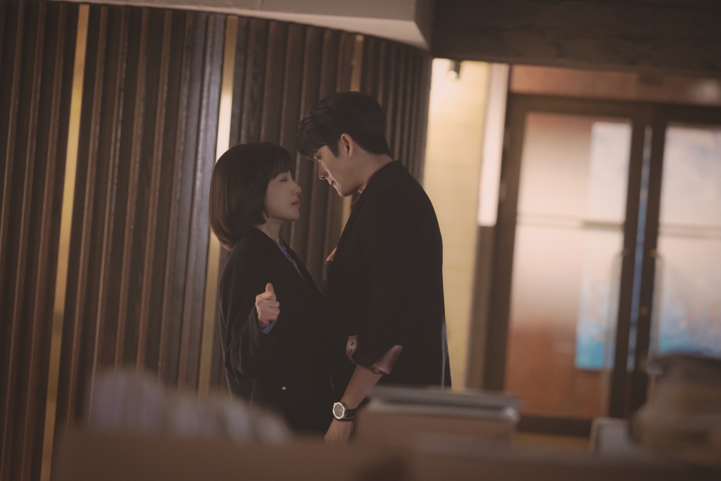 Những bức ảnh tình tứ chưa từng được tiết lộ của cặp đôi Park Eun Bin – Kang Tae Oh trong ‘Extraordinary Attorney Woo’