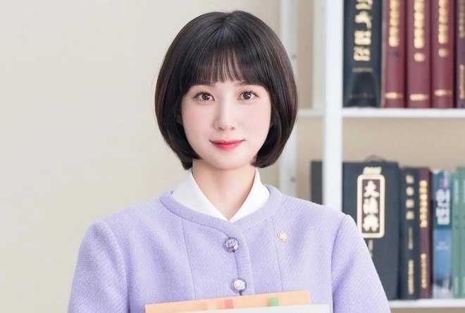 Nữ chính ‘Extraordinary Attorney Woo’ Park Eun Bin suýt chấn thương vì fan cuồng lôi kéo