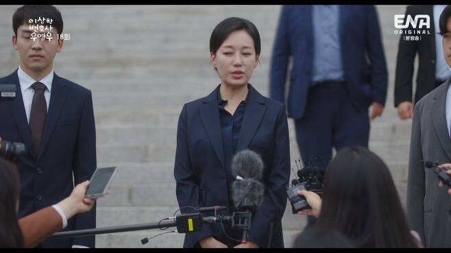 ‘Nữ luật sư kỳ lạ Woo Young Woo’ khép lại với cái kết viên mãn