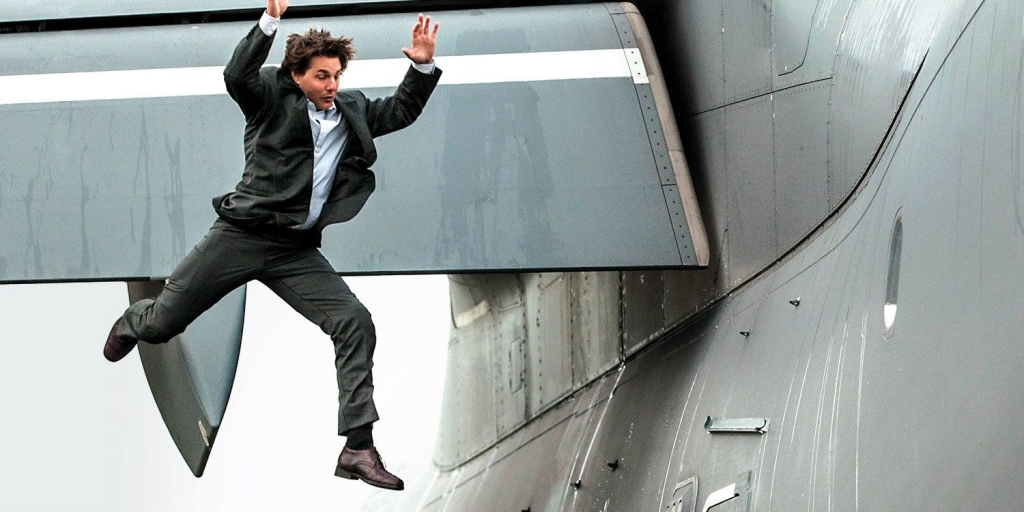 Hậu trường: 'Mission: Impossible 7’: Tom Cruise thân thiện chào fan khi đang nhảy dù xuống núi!