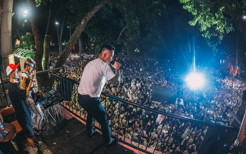 Ca sĩ Tuấn Hưng được cấp phép tổ chức liveshow ở ban công