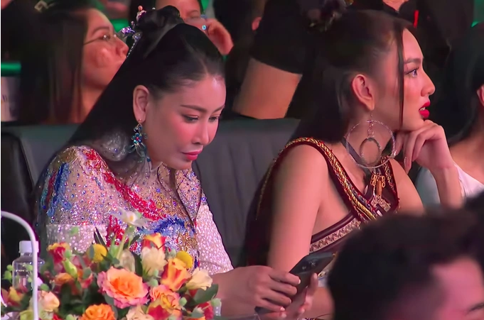 Hà Kiều Anh phản hồi về tranh cãi bấm điện thoại khi đang chấm thi Hoa hậu