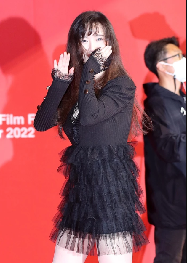Hậu giảm cân, Goo Hye Sun tự tin thả dáng trên thảm đỏ LHP quốc tế Busan