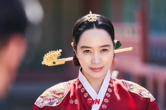 Đạt rating khủng, ‘The Queen’s Umbrella’ của Kim Hye Soo vẫn nhận về vô vàn chỉ trích