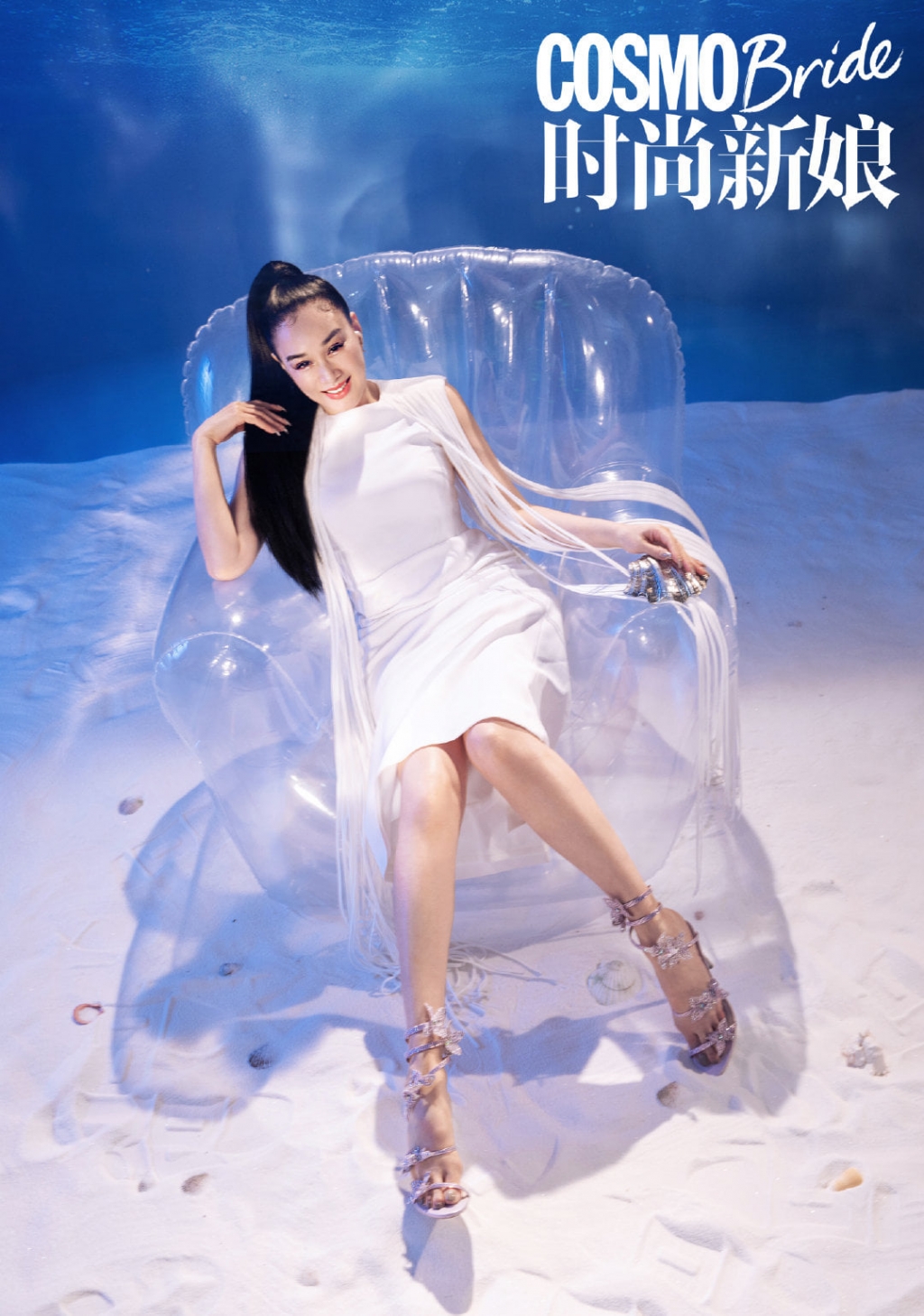 Chung Lệ Đề tình cảm cùng chồng trẻ trên bìa tạp chí