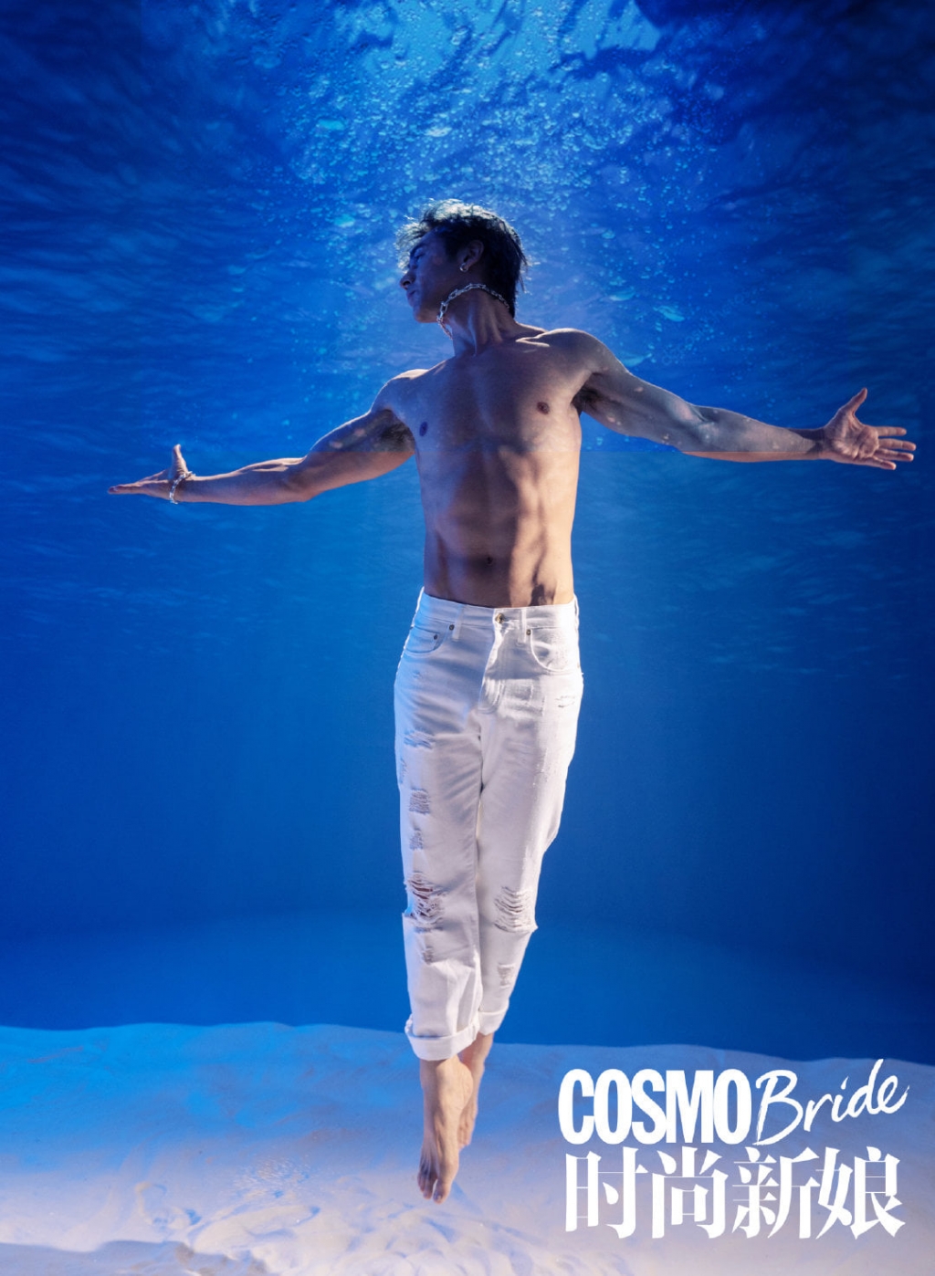 Chung Lệ Đề tình cảm cùng chồng trẻ trên bìa tạp chí