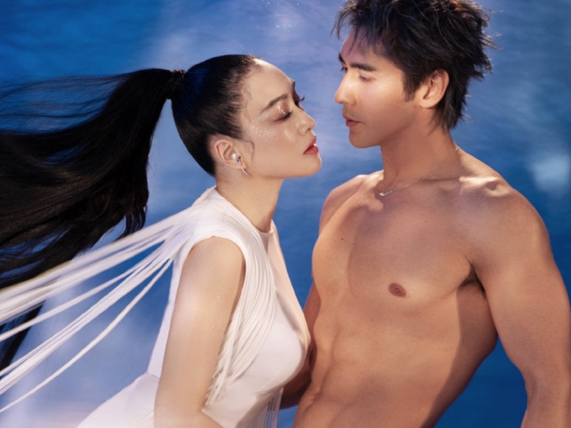 Chung Lệ Đề tình cảm cùng chồng trẻ trên bìa tạp chí