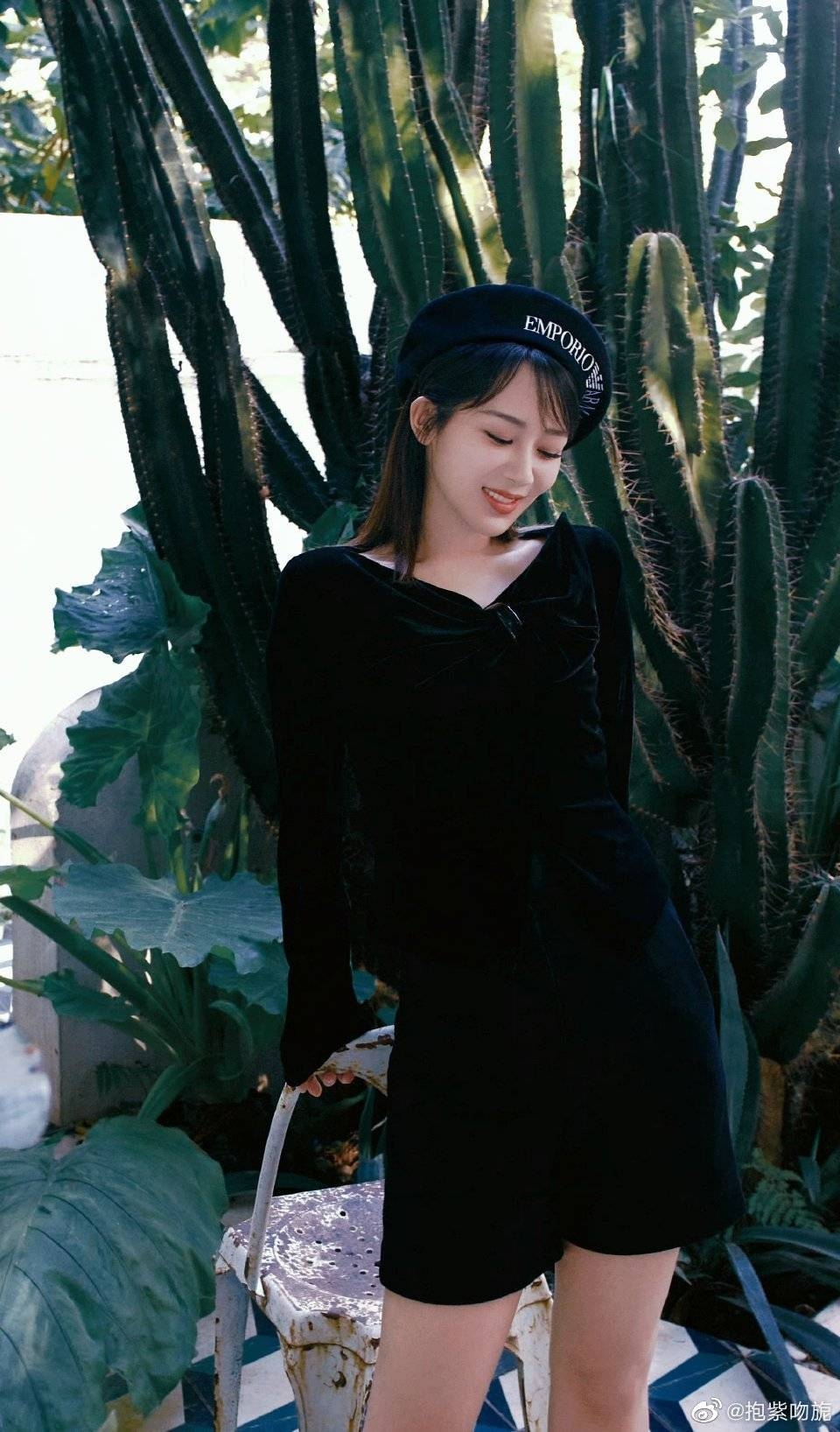 Dương Tử mang hai tạo hình đối lập đến sự kiện Armani