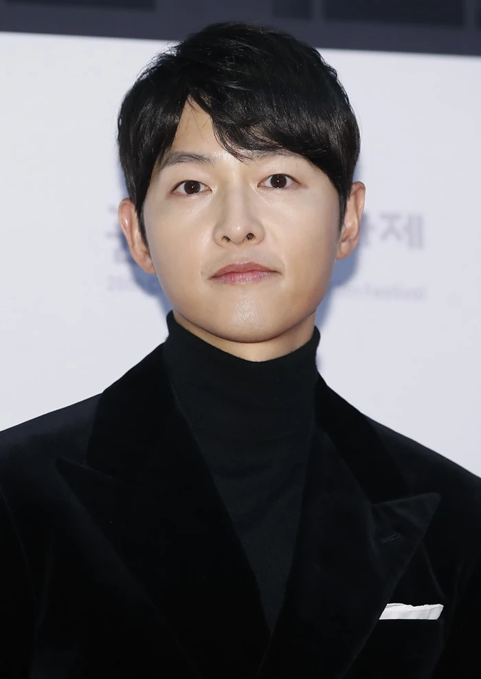 Song Joong Ki thắng giải Nam chính xuất sắc nhất trong LHP Quốc tế Chunsa lần thứ 26
