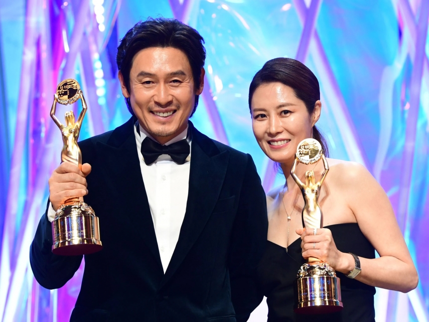 Giải thưởng Điện ảnh Rồng Xanh lần thứ 42: Seol Kyung Gu lần thứ ba lên ngôi 'ảnh đế'