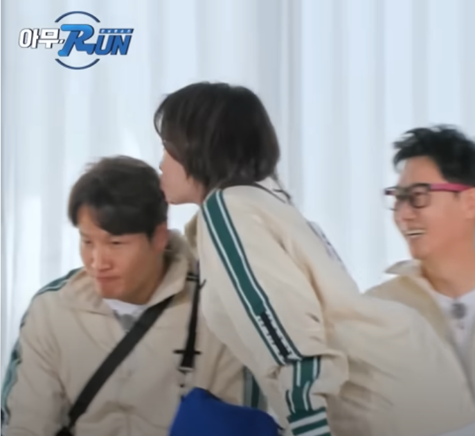 Song Ji Hyo thổ lộ tình cảm, hôn Kim Jong Kook trong tập ‘Running Man’ mới nhất