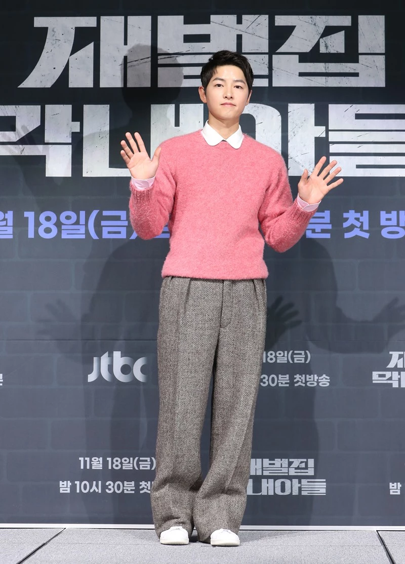 Song Joong Ki trở thành tâm điểm chú ý với phong cách thời trang 'ông già'