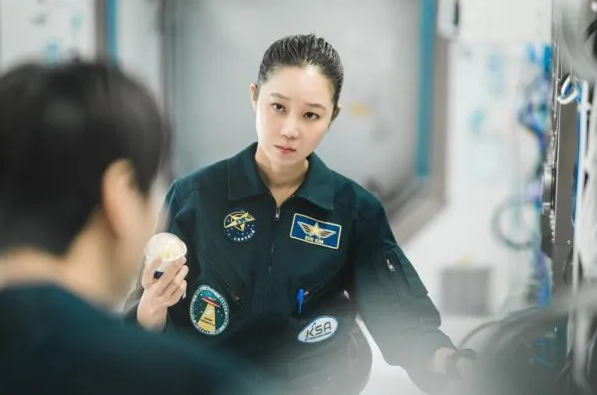 Lee Min Ho 'quấn quýt' với chị đẹp Gong Hyo Jin trên vũ trụ