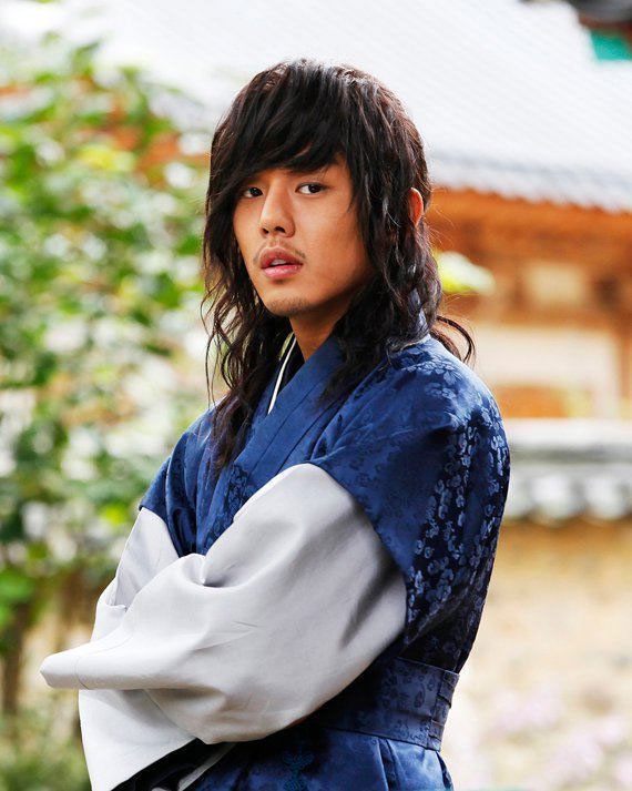 ‘Ảnh đế’ Yoo Ah In tiết lộ mái tóc dài trong ‘Hellbound’ là tóc giả
