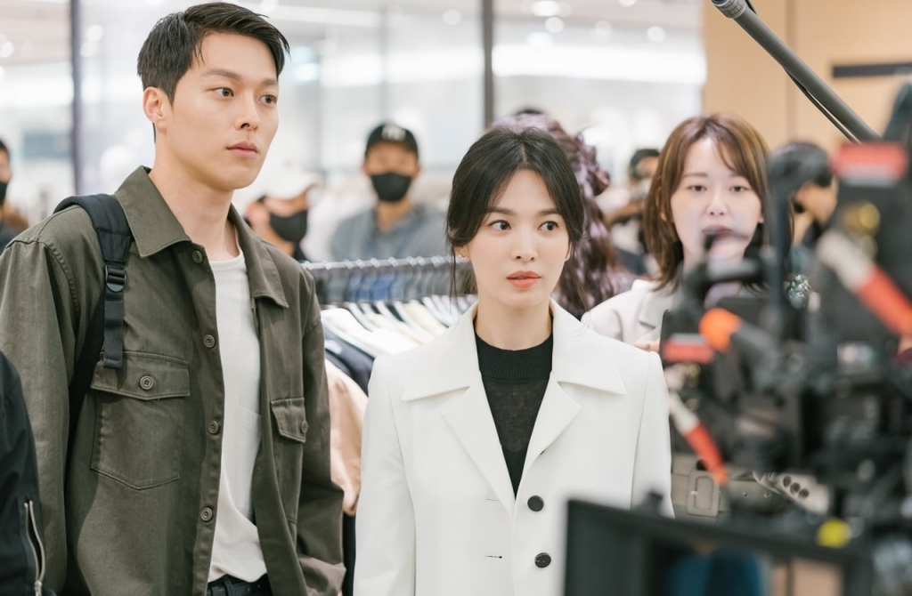 Hé lộ ảnh hậu trường chuyên nghiệp của Song Hye Kyo và Jang Ki Yong tại phim trường ‘Now, We Are Breaking Up’