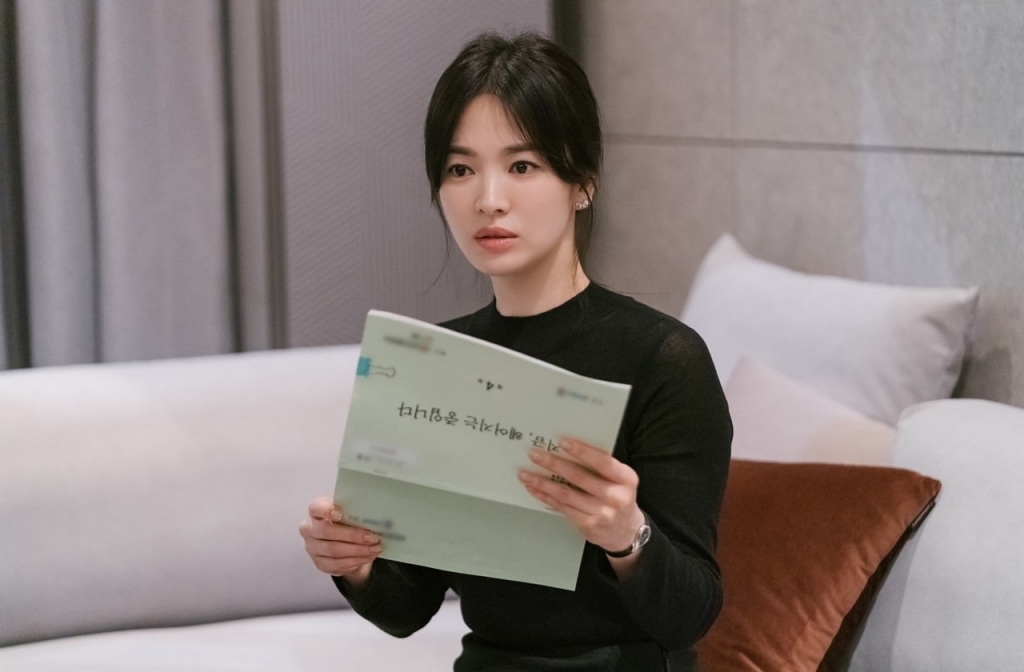 Hé lộ ảnh hậu trường chuyên nghiệp của Song Hye Kyo và Jang Ki Yong tại phim trường ‘Now, We Are Breaking Up’