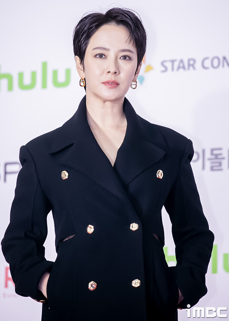 Song Ji Hyo tỏa sáng với mái tóc ngắn trên thảm đỏ AAA 2021