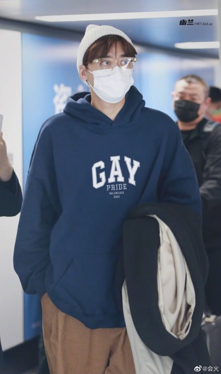 Lý Dịch Phong mặc áo ủng hộ LGBT+