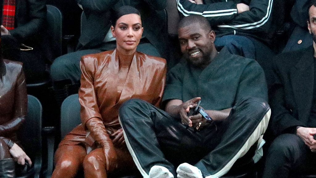 Kanye West cầu xin Kim Kardashian quay lại