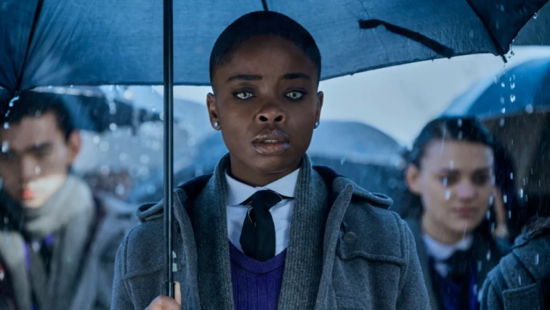 ‘Wednesday’ bất ngờ bị chỉ trích: Nữ chính đóng phim bất chấp Covid, đạo diễn bị nghi phân biệt chủng tộc